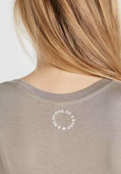 Khujo FRANCESCA BEST - T-shirt Z Nadrukiem - Graubraun -Khujo e750068683ac4f3089dca704e6dea212